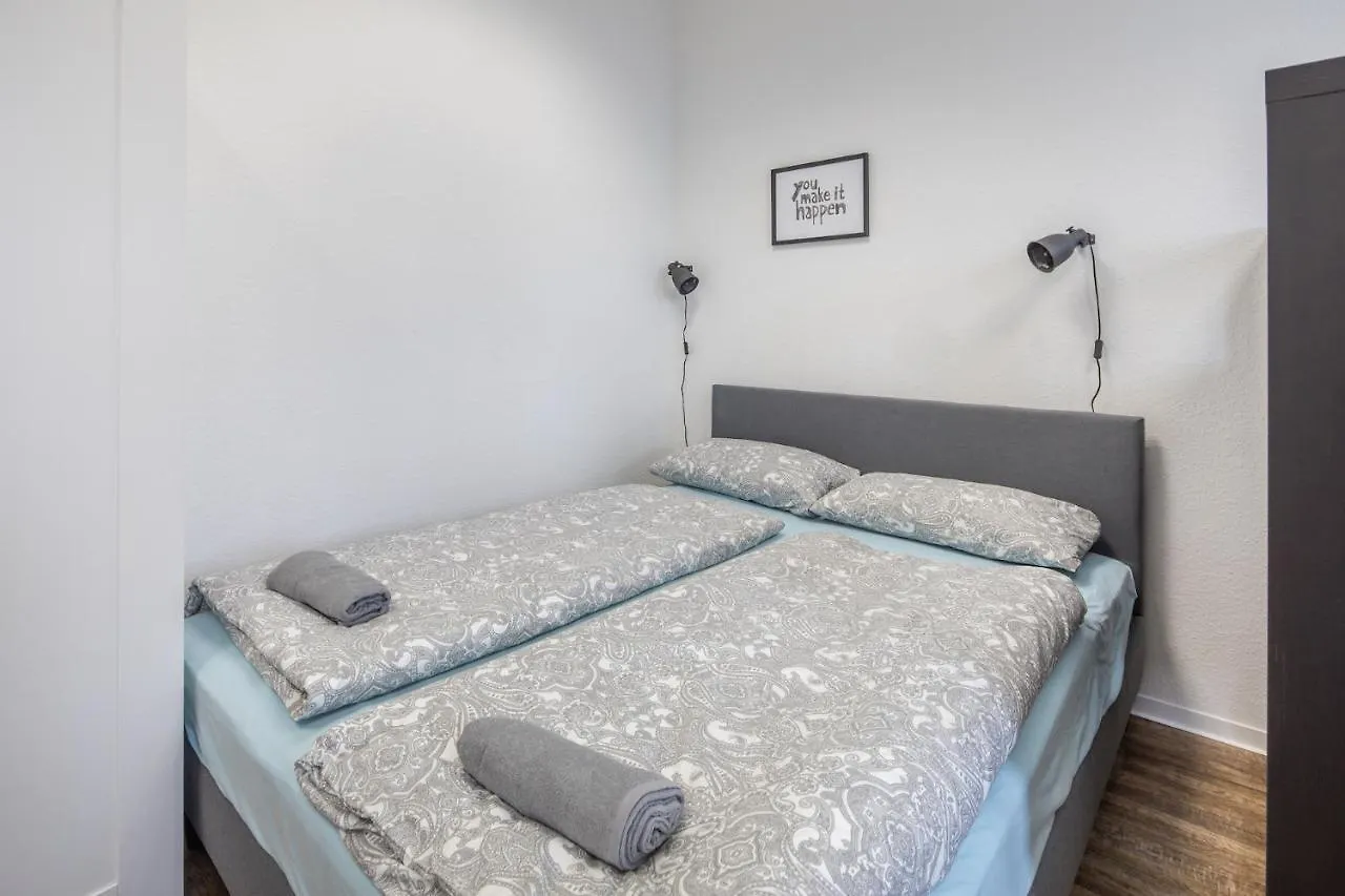Spacious Apartment In Hamburg For 12