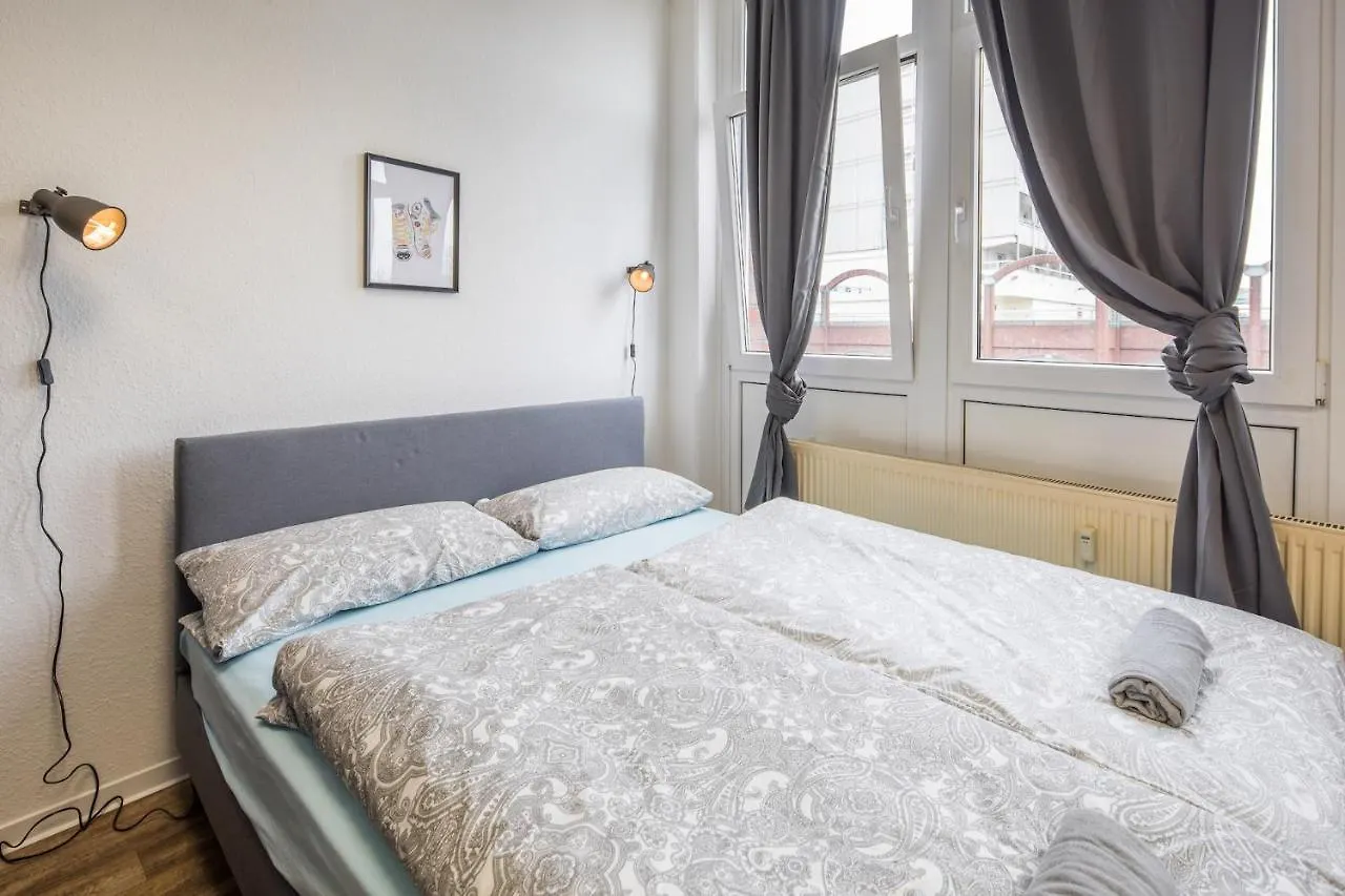 Spacious Apartment In Hamburg For 12