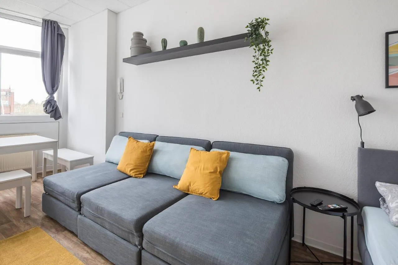Spacious Apartment In Hamburg For 12